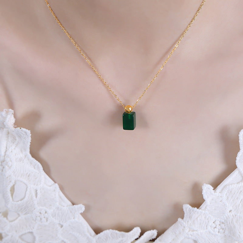 luxury and elegant inlaid design emerald gold necklace