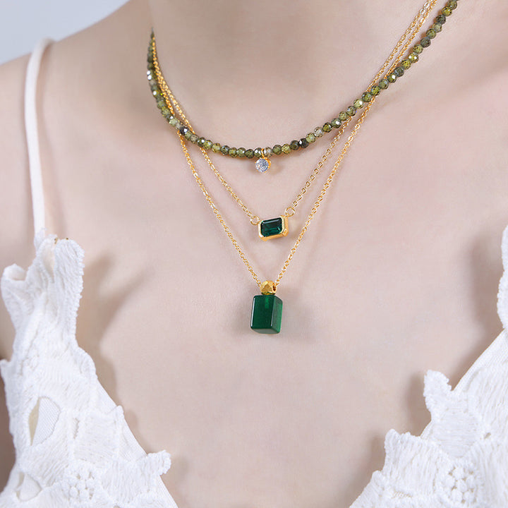 luxury and elegant inlaid design emerald gold necklace