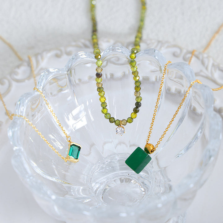 luxury and elegant inlaid design emerald gold necklace