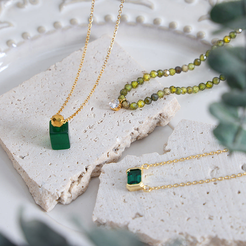 luxury and elegant inlaid design emerald gold necklace