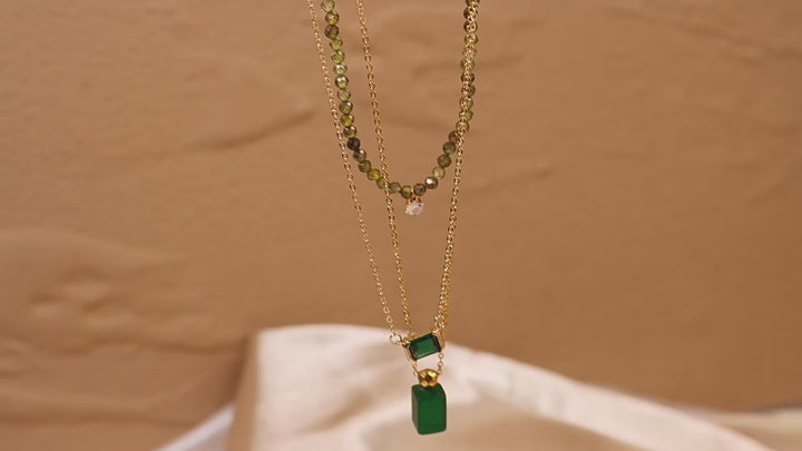 luxury and elegant inlaid design emerald gold necklace